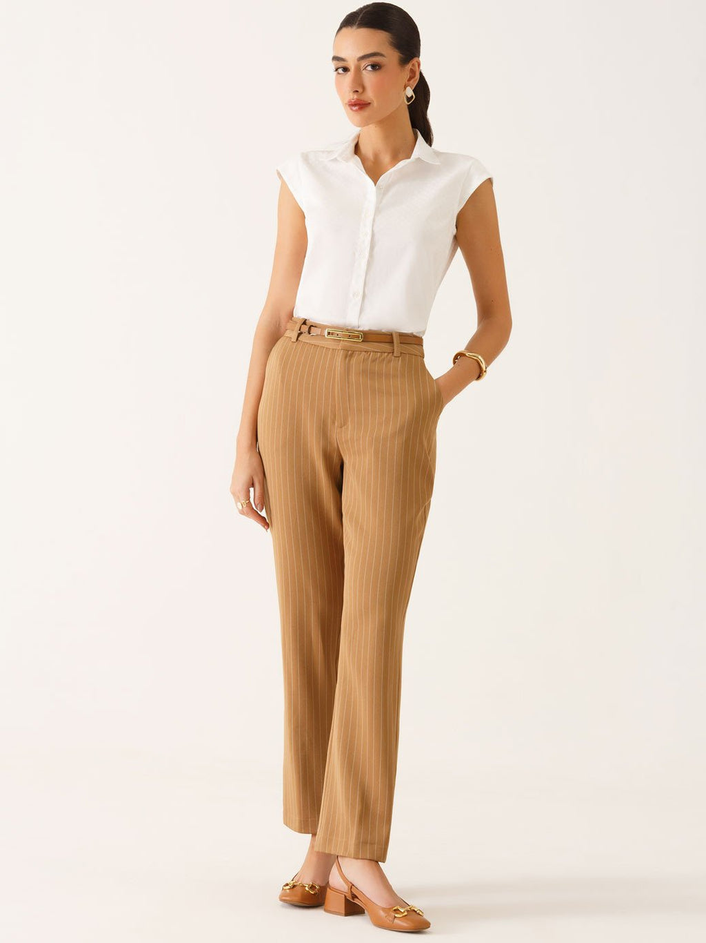 Calça Alfaiataria Reta Regular em Viscose Listrada Camel Tatiele