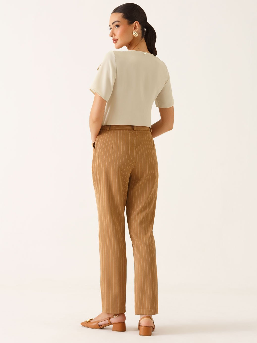 Calça Alfaiataria Reta Regular em Viscose Listrada Camel Tatiele
