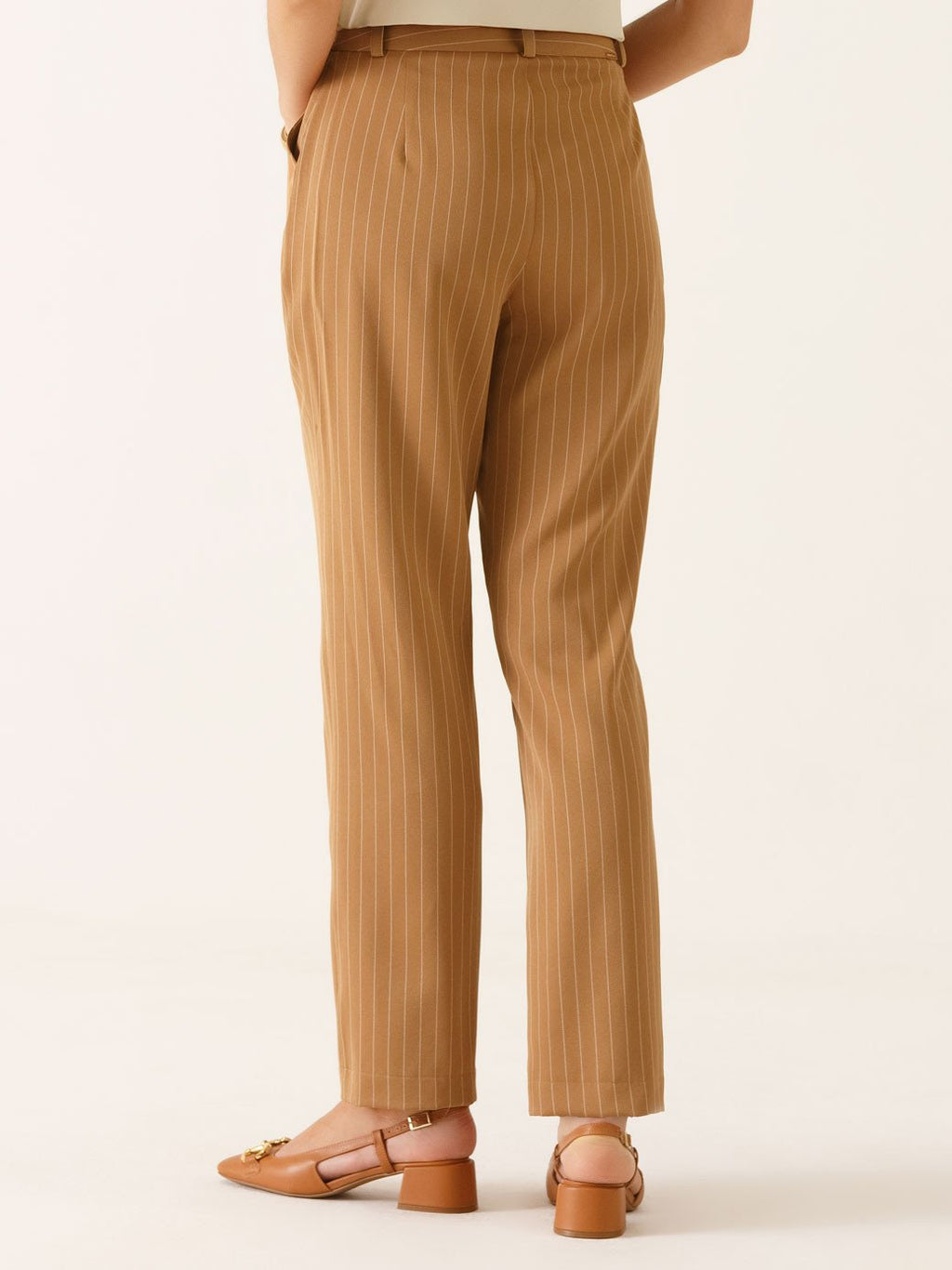 Calça Alfaiataria Reta Regular em Viscose Listrada Camel Tatiele