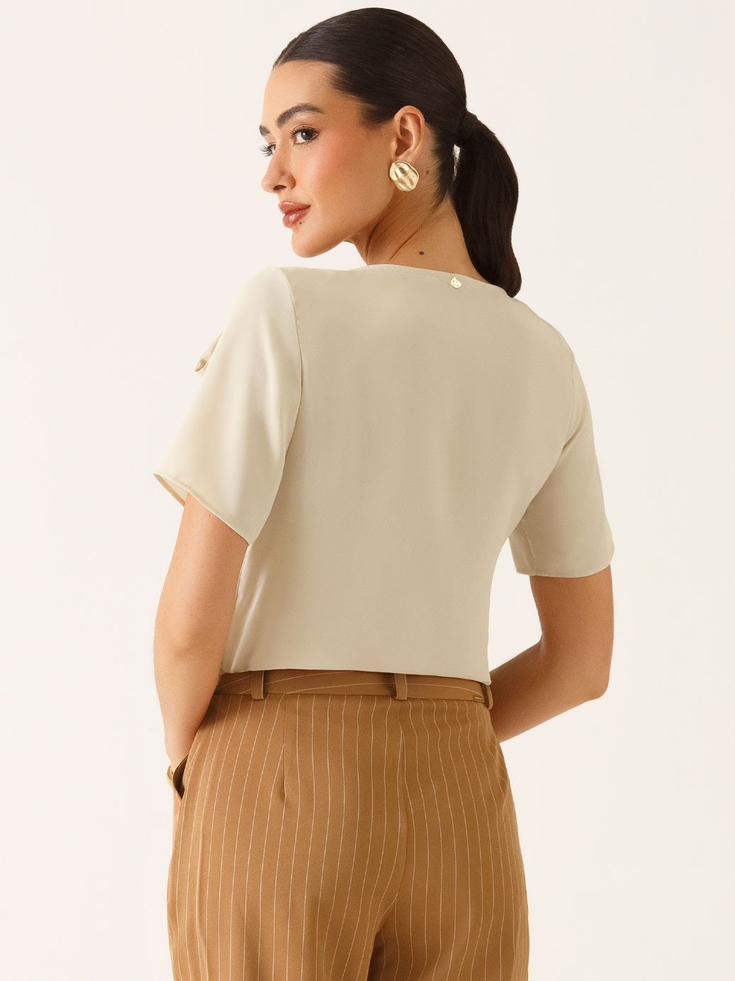 Blusa Manga Curta Decote Degagê em Crepe Aveia Tessalia