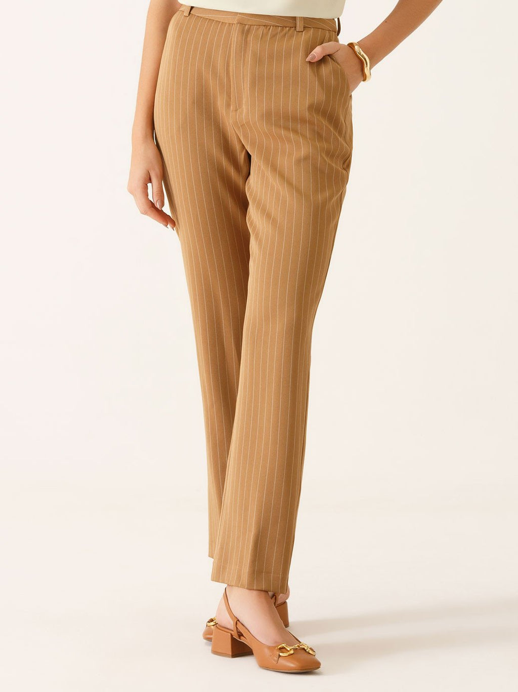 Calça Alfaiataria Reta Regular em Viscose Listrada Camel Tatiele