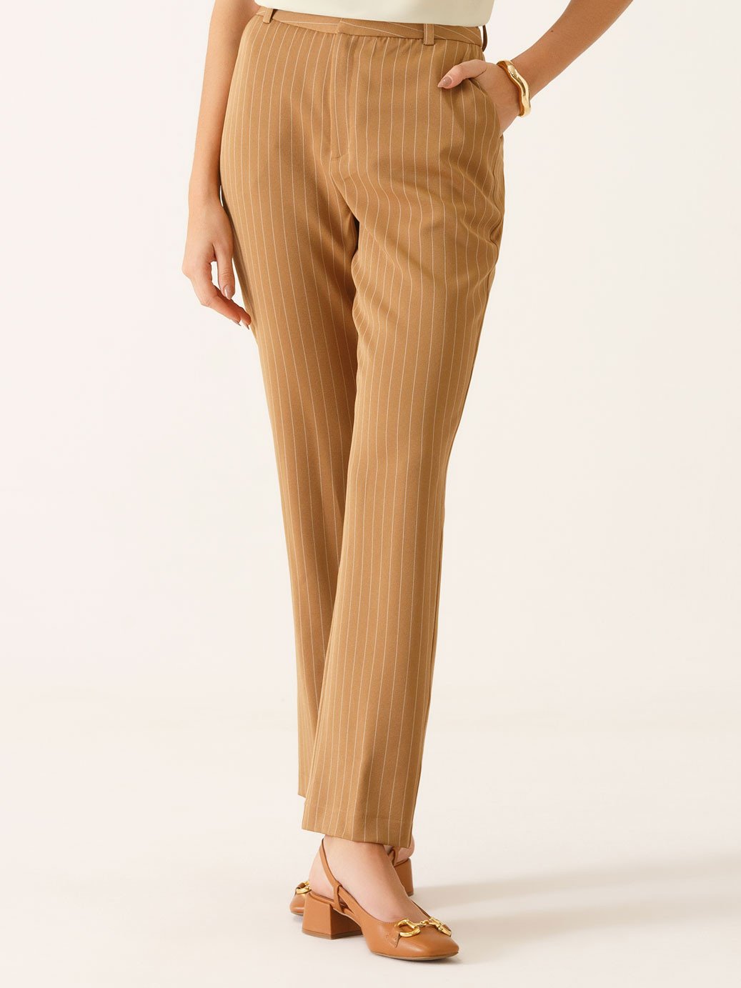Calça Alfaiataria Reta Regular em Viscose Listrada Camel Tatiele