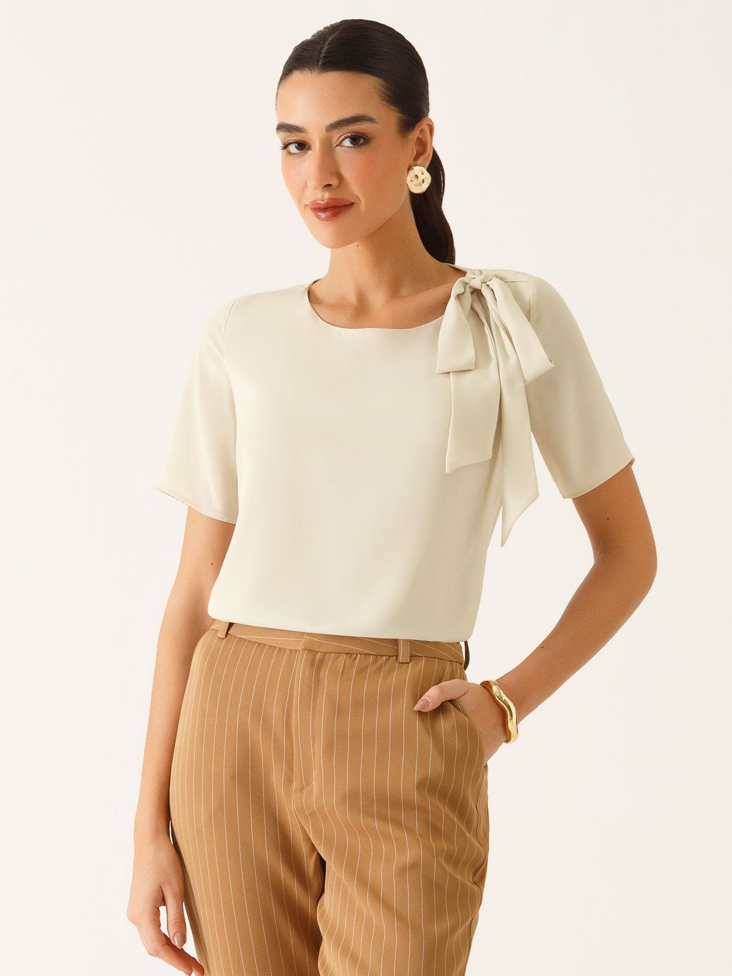Blusa Manga Curta Decote Degagê em Crepe Aveia Tessalia