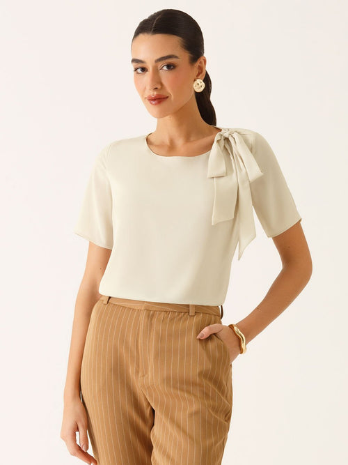 Blusa Manga Curta Decote Degagê em Crepe Aveia Tessalia