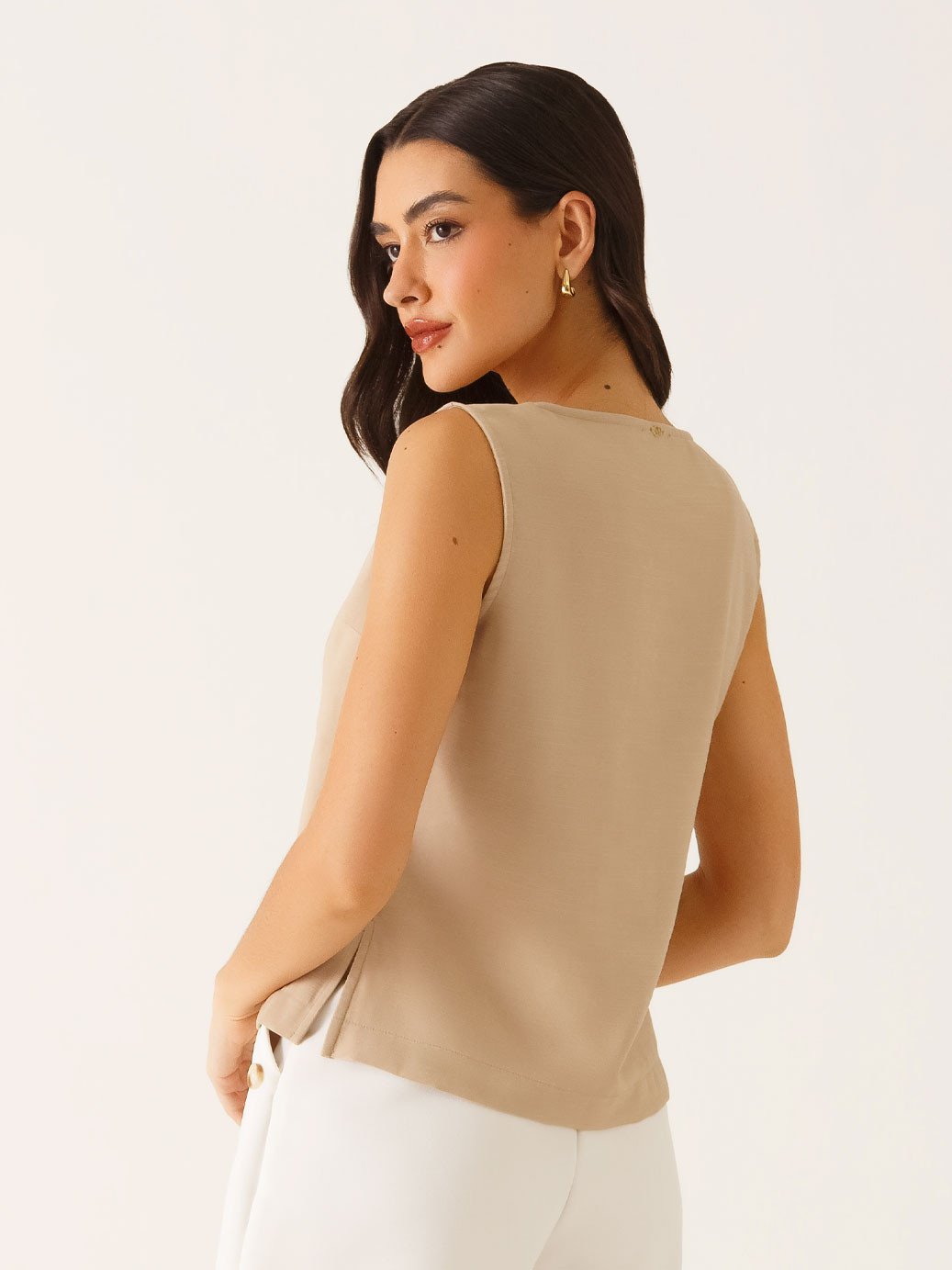 Blusa sem Manga Decote V em Viscose Amêndoa Hanya