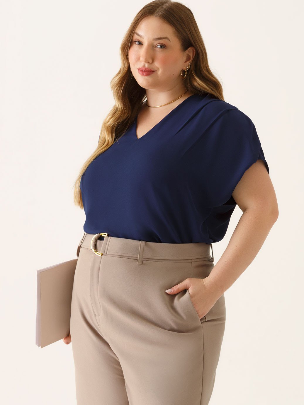 Blusa Ombros Deslocados em Crepe Plus Size Marinho Mônica
