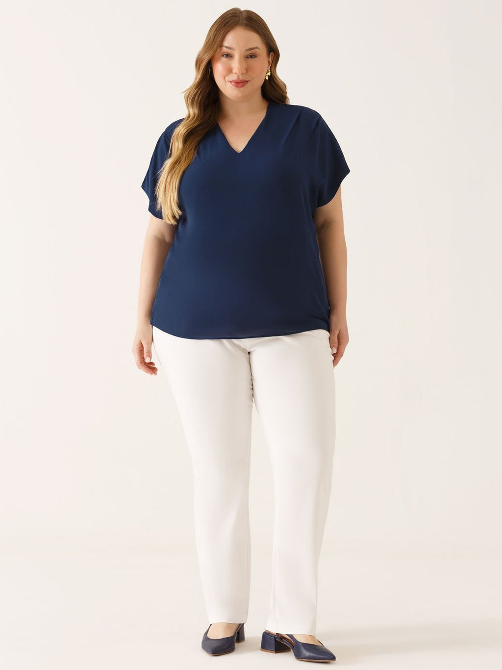 Blusa Ombros Deslocados em Crepe Plus Size Marinho Mônica