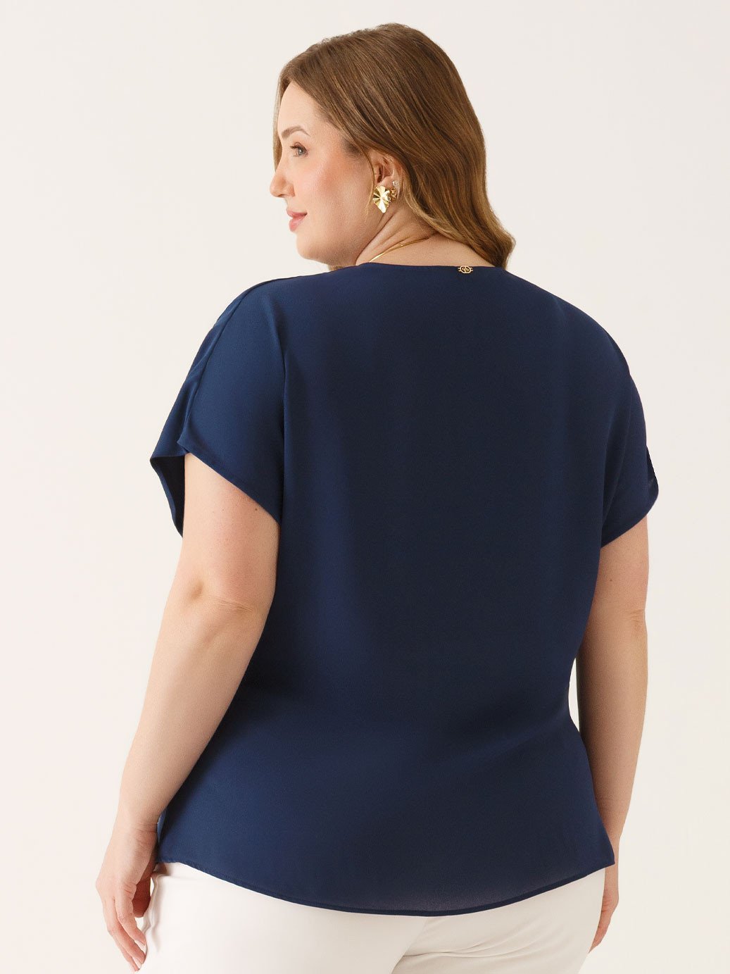 Blusa Ombros Deslocados em Crepe Plus Size Marinho Mônica
