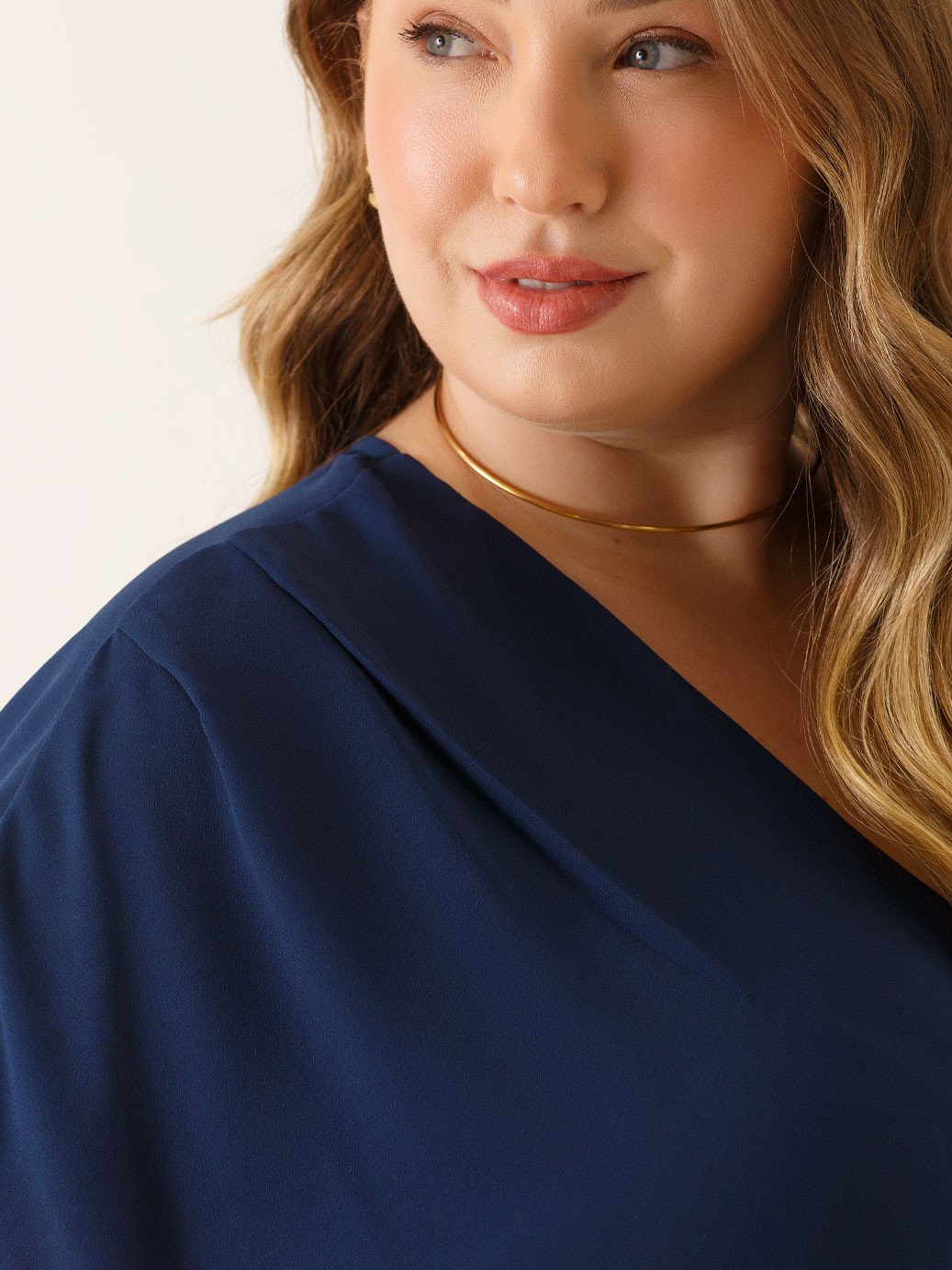 Blusa Ombros Deslocados em Crepe Plus Size Marinho Mônica