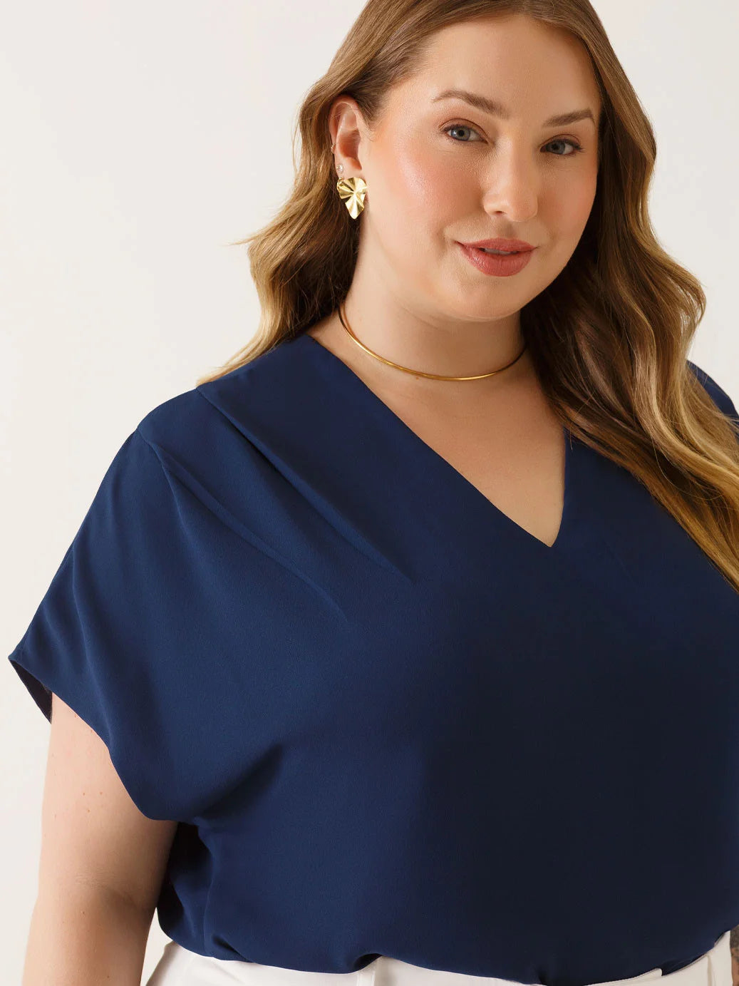 Blusa Ombros Deslocados em Crepe Plus Size Marinho Mônica