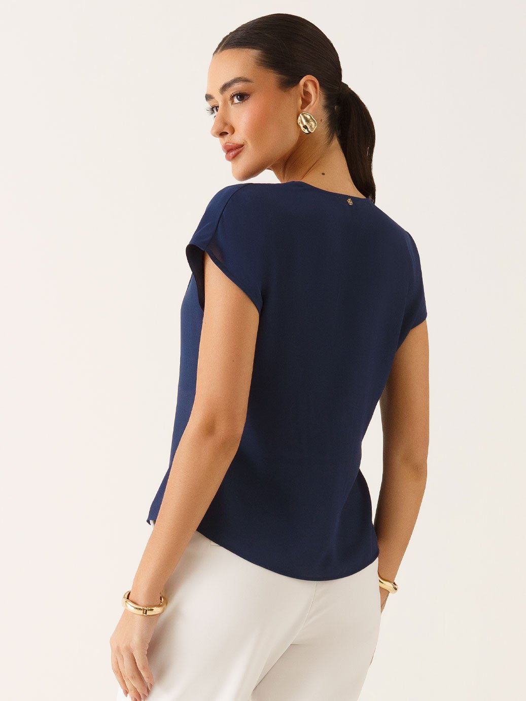 Blusa Ombros Deslocados em Crepe Marinho Mônica