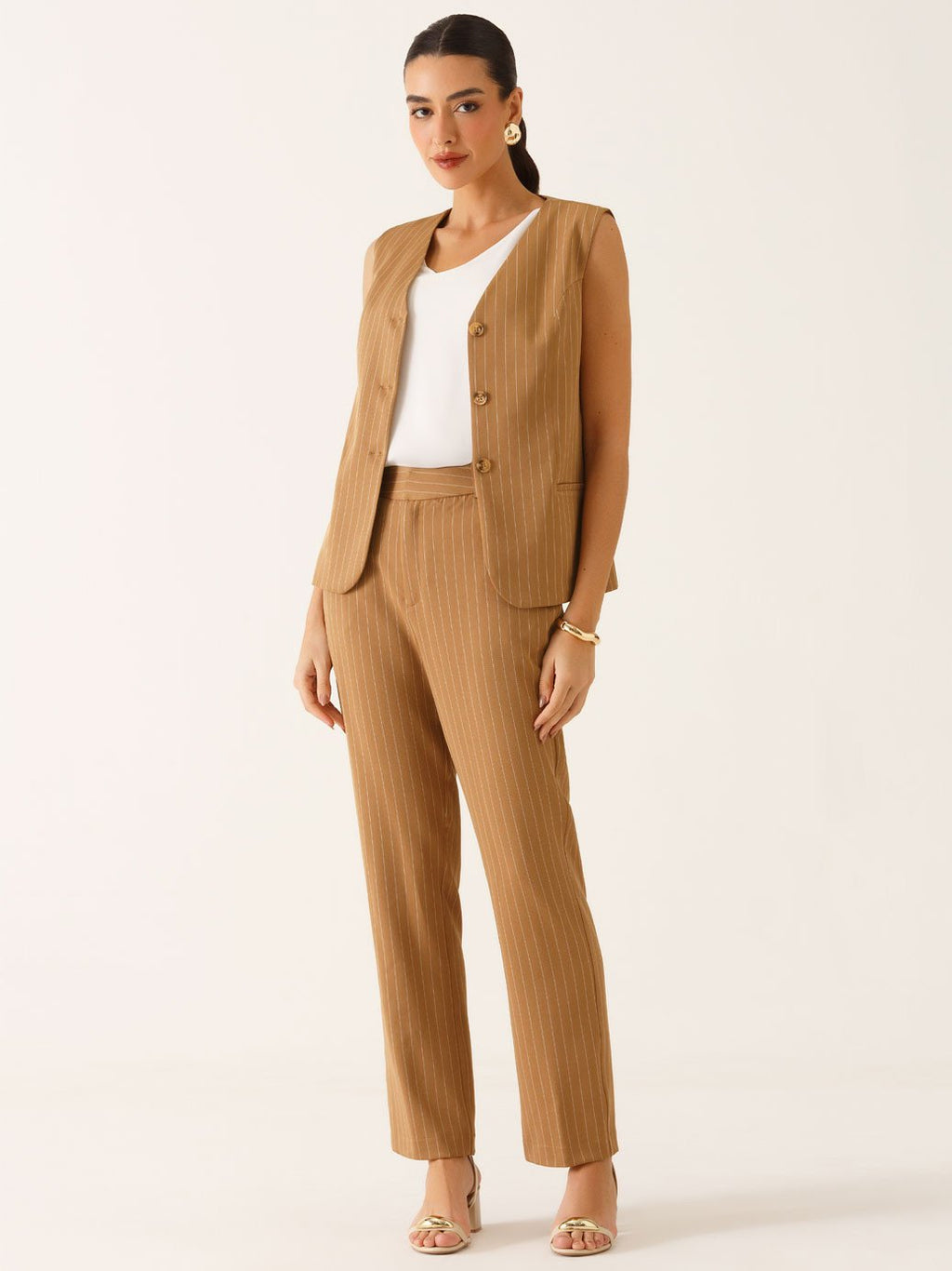 Calça Alfaiataria Reta Regular em Viscose Listrada Camel Tatiele