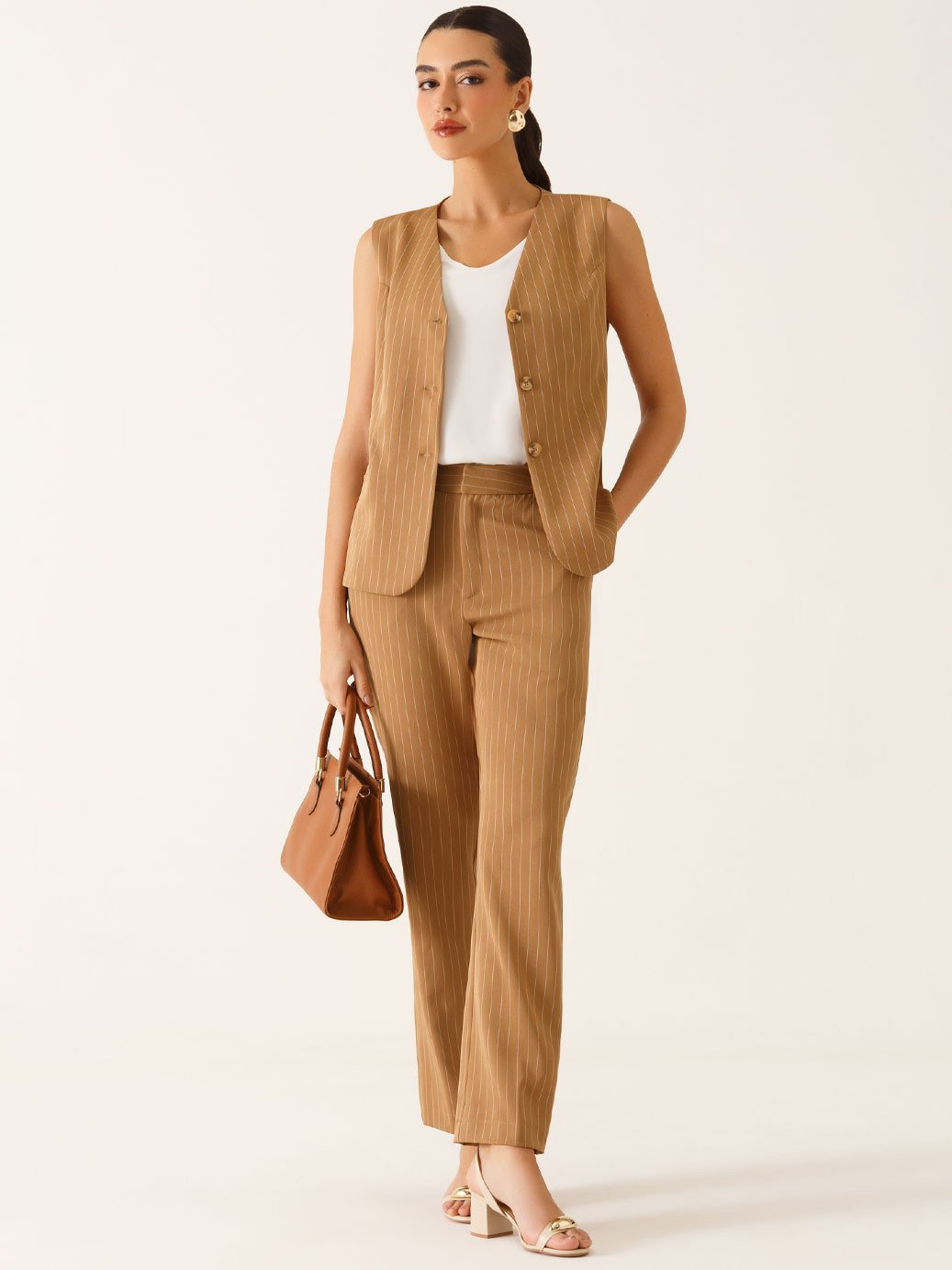 Calça Alfaiataria Reta Regular em Viscose Listrada Camel Tatiele