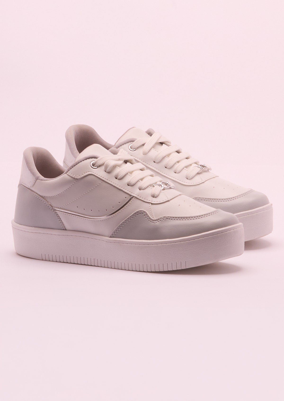 Tênis Feminino Izalu Casual Branco com Recortes Cinza - Monjuá