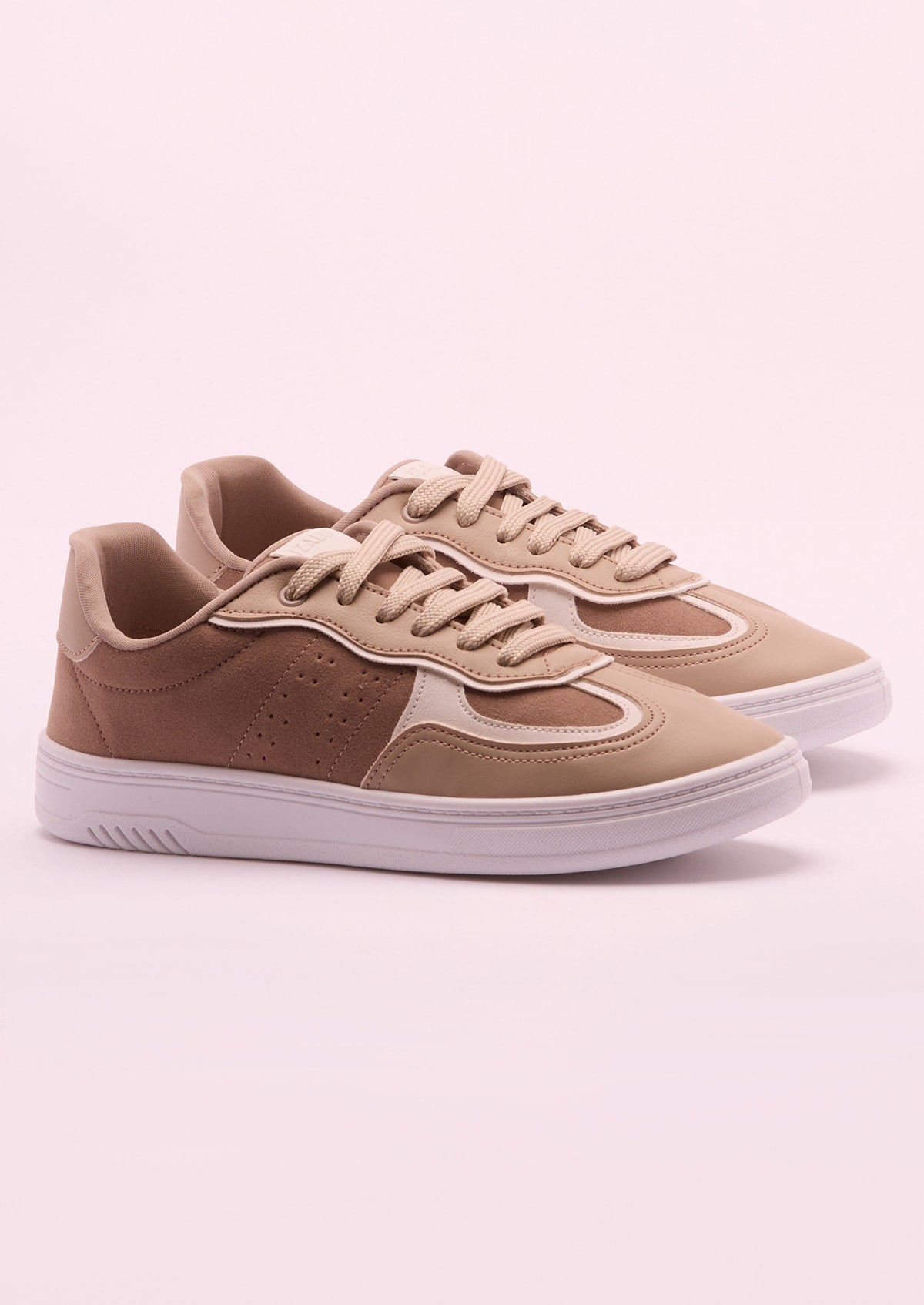 Tênis Feminino Izalu Casual Bege e Marrom com Recortes - Monjuá