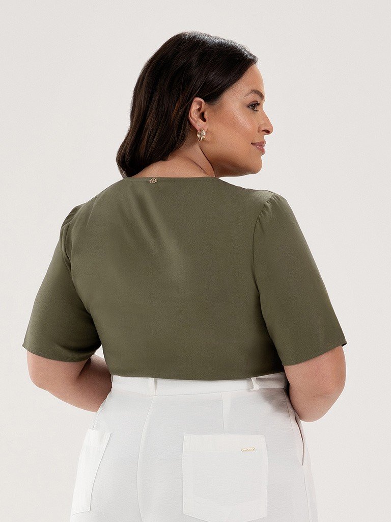Blusa Manga Curta com Gota e Botão Plus Size Verde Musgo Leona