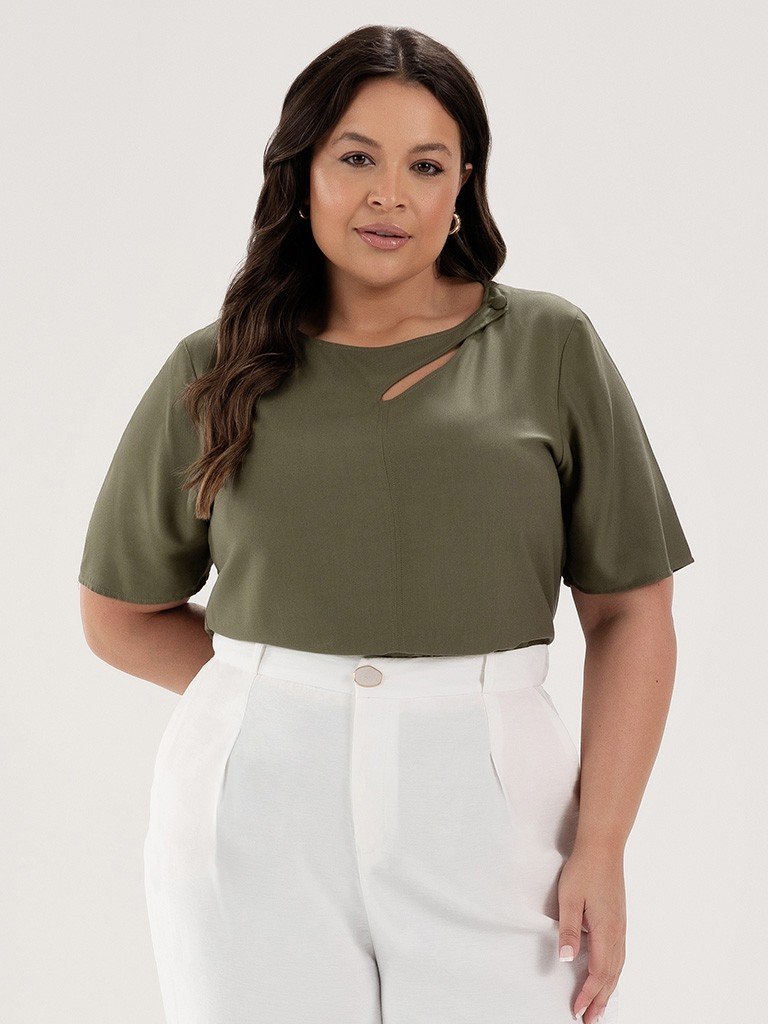 Blusa Manga Curta com Gota e Botão Plus Size Verde Musgo Leona