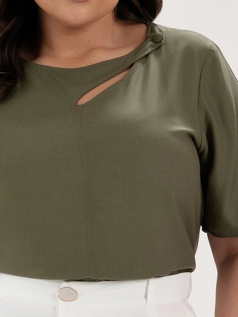 Blusa Manga Curta com Gota e Botão Plus Size Verde Musgo Leona