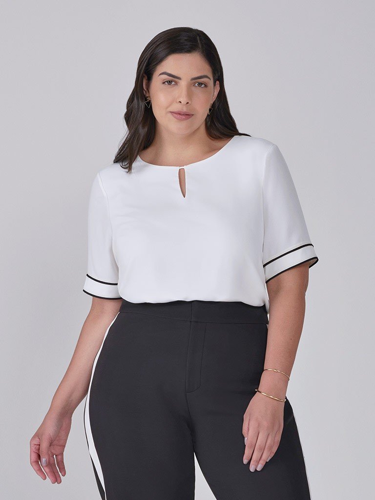 Blusa de Crepe Off White com Filete Plus Size Preto Ju