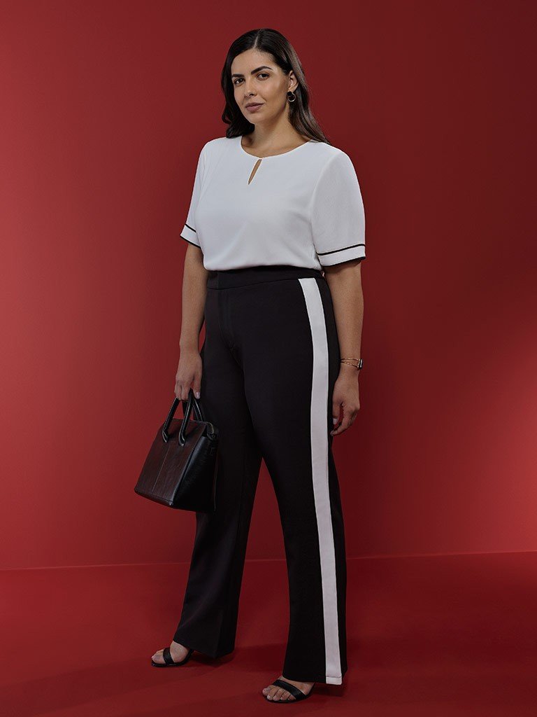 Blusa de Crepe Off White com Filete Plus Size Preto Ju