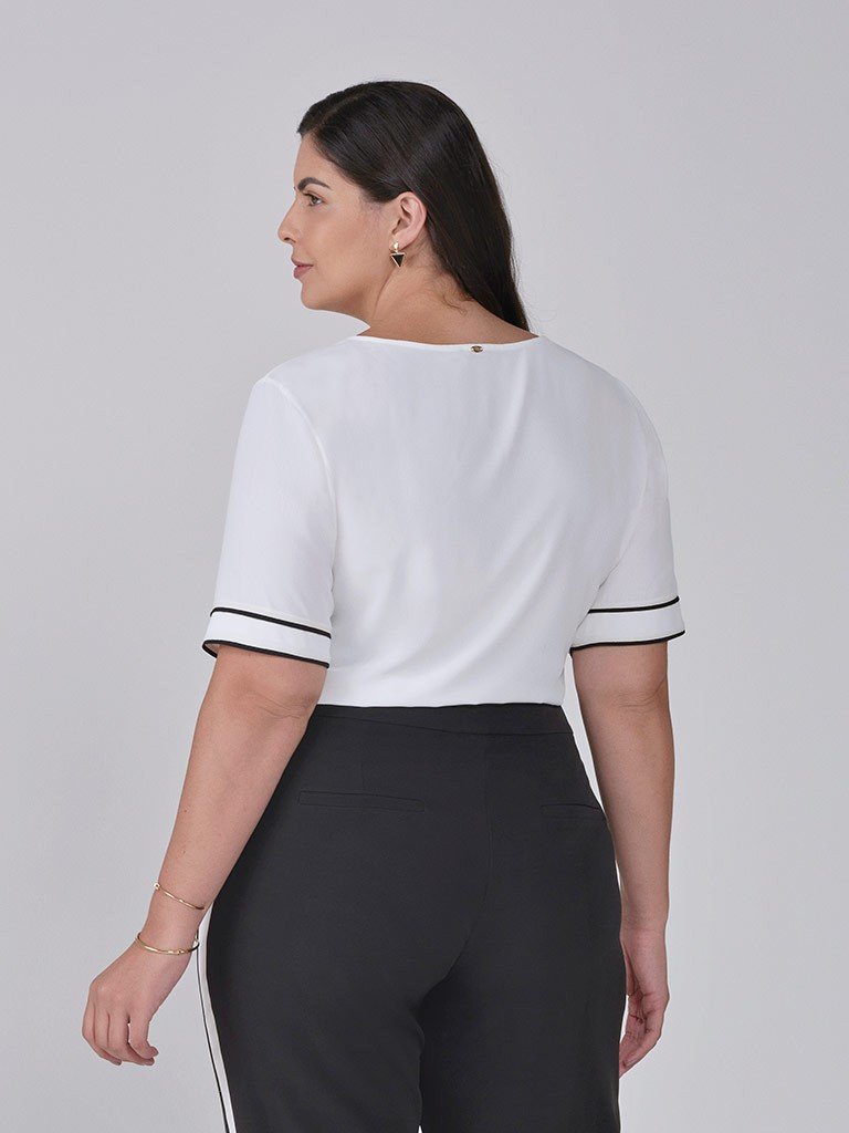 Blusa de Crepe Off White com Filete Plus Size Preto Ju