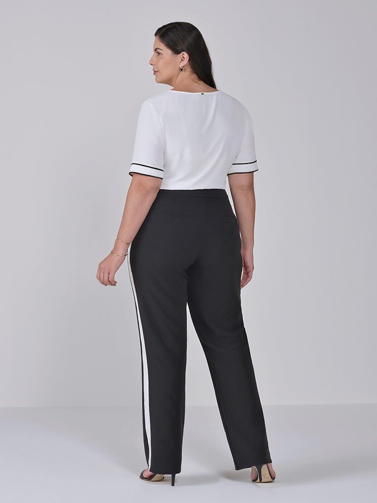 Blusa de Crepe Off White com Filete Plus Size Preto Ju