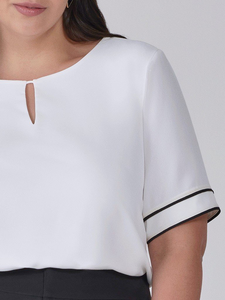 Blusa de Crepe Off White com Filete Plus Size Preto Ju