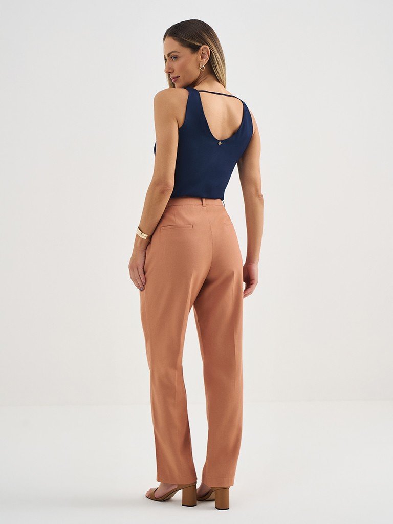 Calça Reta Regular de Alfaiataria em Viscose Camel Cleide